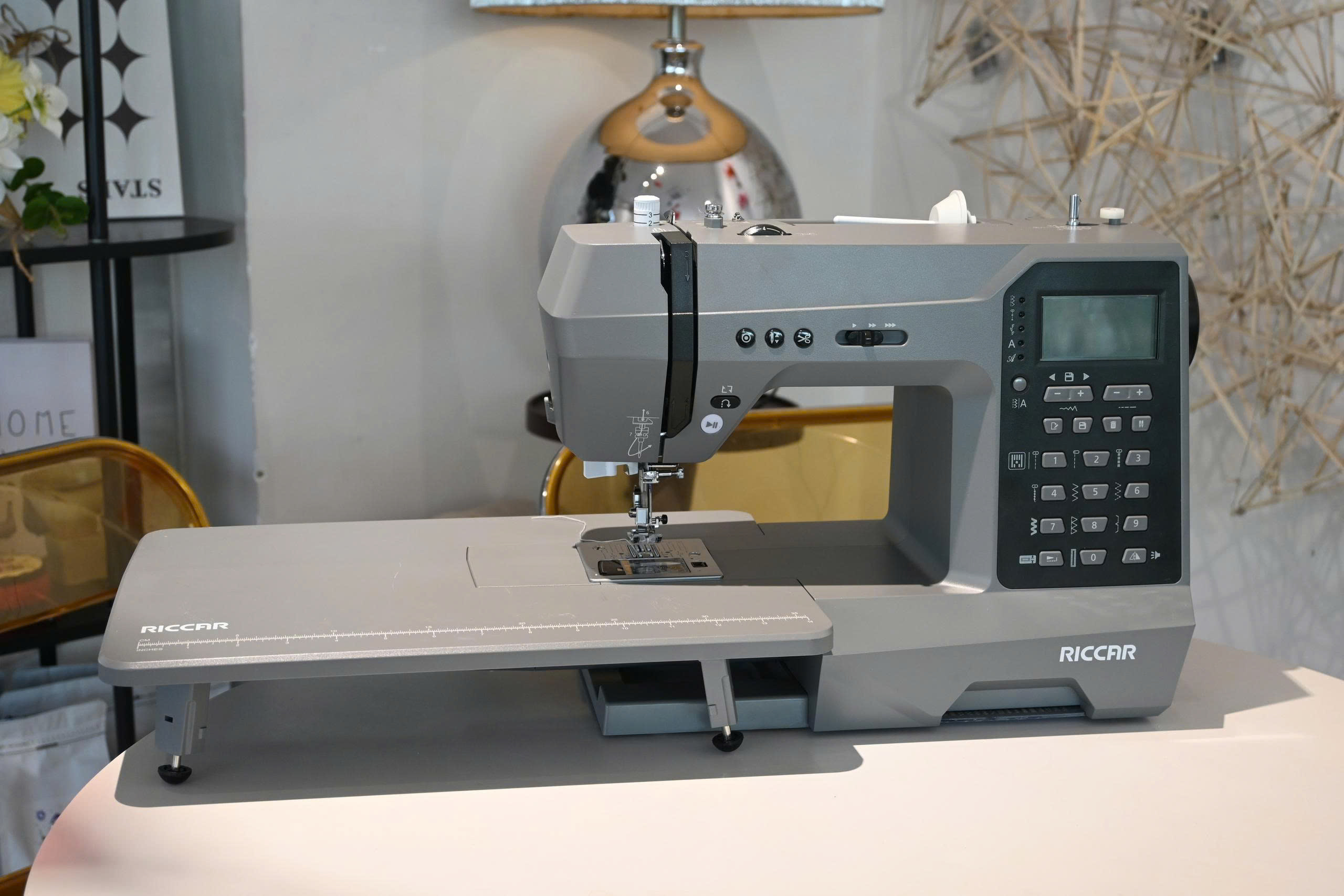 Review Máy May Gia Đình Riccar H73JS: Thiết Bị Hiện Đại May Mặc Tại Nhà